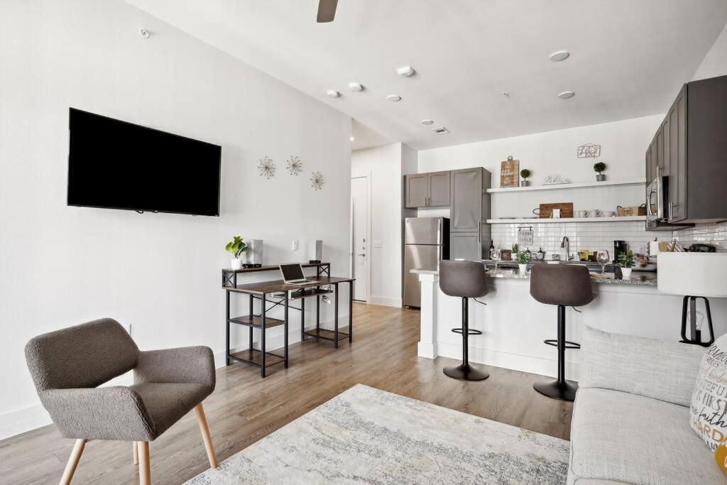 פלוגרוויל Luxurious 1Bd Apt In Austin Suburb מראה חיצוני תמונה